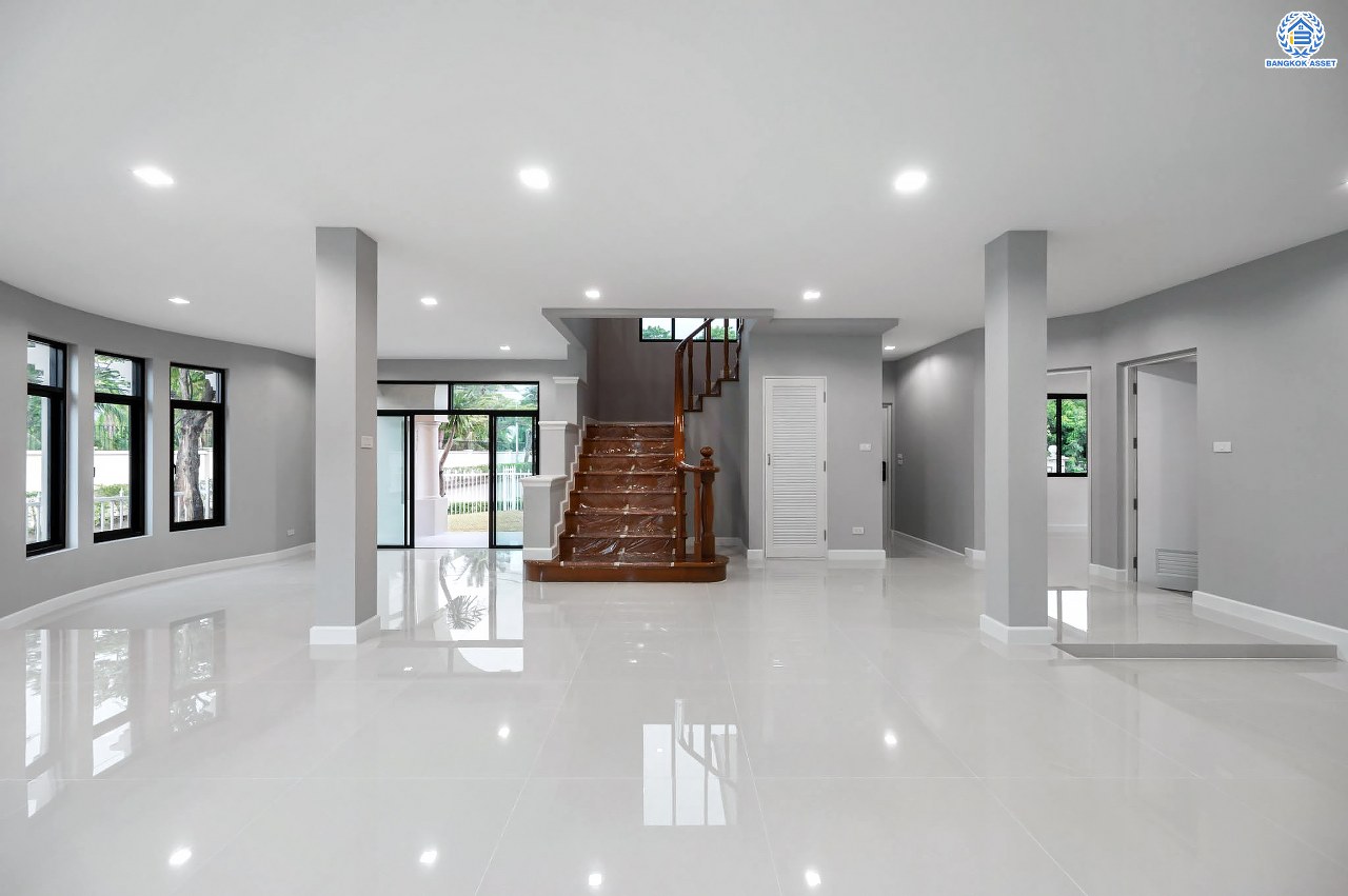 บ้านมือสองตกแต่งใหม่ โครงการ ลดาวัลย์ ปิ่นเกล้า-เพชรเกษม หลังมุม เนื้อที่ 102 ตร.ว. บนพื้นที่ใช้สอย 243.08 ตร.ม. ฟังก์ชัน 4 ห้องนอน 4 ห้องน้ำ 1 ห้องแม่บ้าน จอดรถได้ 2 คัน สภาพแวดล้อมดี ทำเลติดถนนกาญจนาภิเษก เดินทางเข้าสู่เมืองได้สะดวกเชื่อมต่อ ถนนเพชรเกษม ถนนราชพฤกษ์ ถนนกัลปพฤกษ์ ใกล้เดอะมอลล์บางแค ใกล้รถไฟฟ้าสายสีน้ำเงิน "สถานีหลักสอง" และ จุดขึ้นทางด่วน "ศรีรัช"